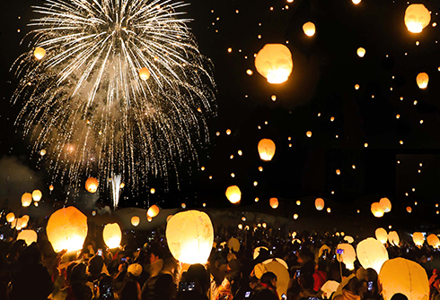 夜空を彩る光の共演！ランタンと冬花火の舞
